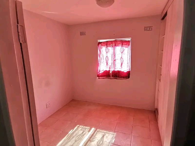 1 bedroom apartment.  r3800 rent.  r1500 depo  in Ebony Park