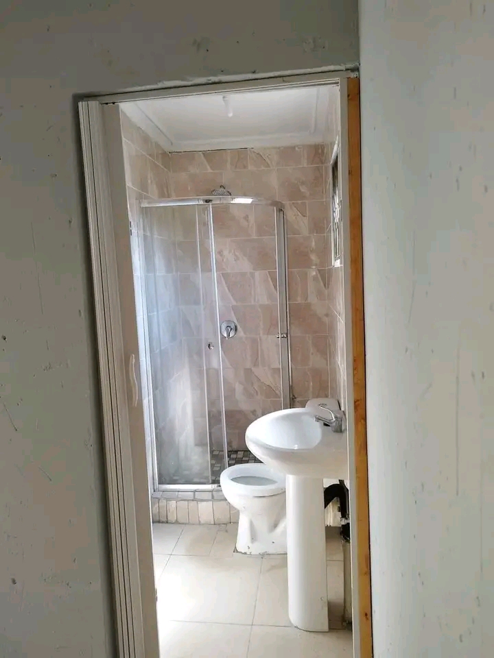 Ensuite room available for rental in ext26 fr  in Protea Glen