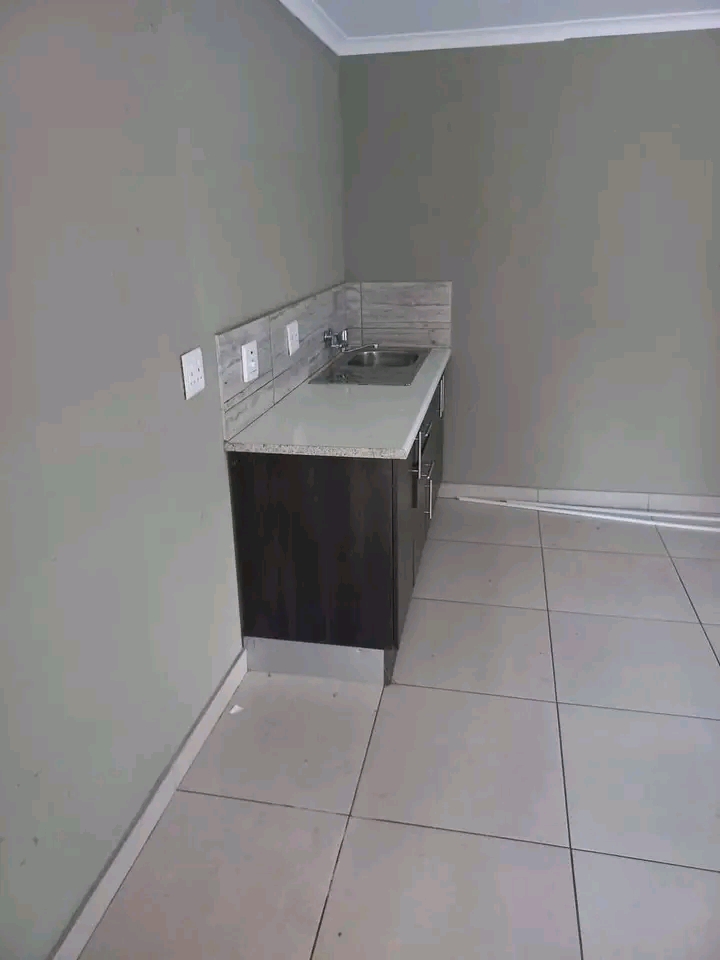 1 beautiful neat bachelor available 
 availa  in Vosloorus