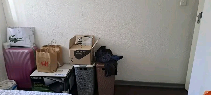 Room to rent in a flat parking available for   in Tedstoneville