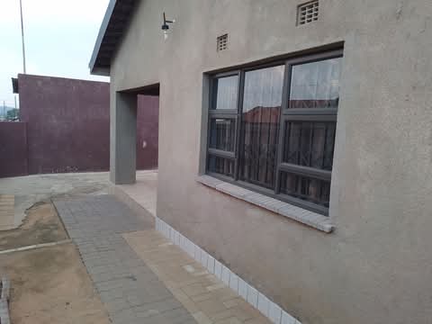3 bedroom house available for immediate occup  in Pimville