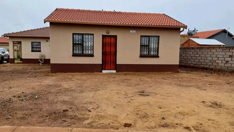 House to rent in ext 31
r4500 + r4500 
2 be  in Windmill Park