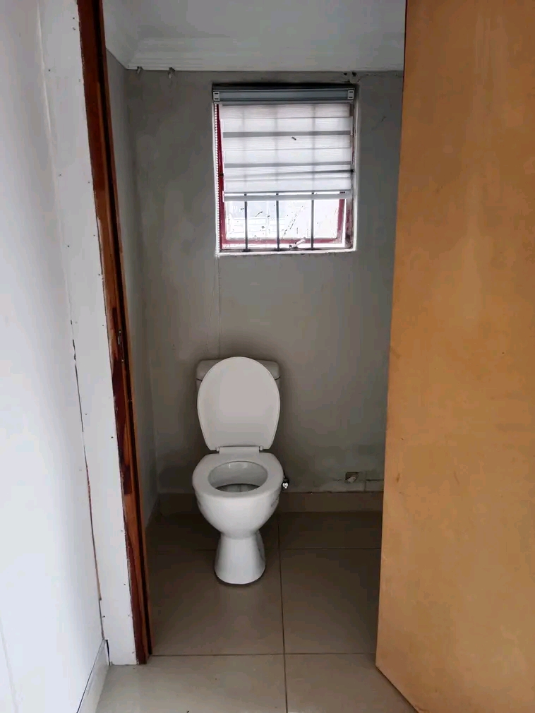Big outside room like cottage 
available now  in Orange Grove