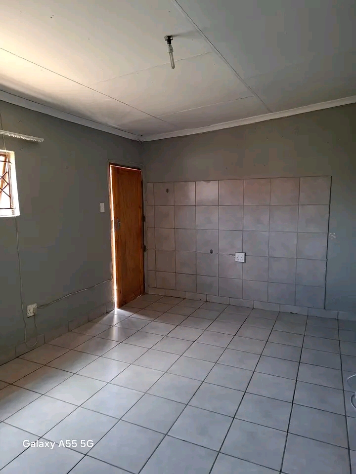Garage room in tlamatlama section next to str  in Tembisa
