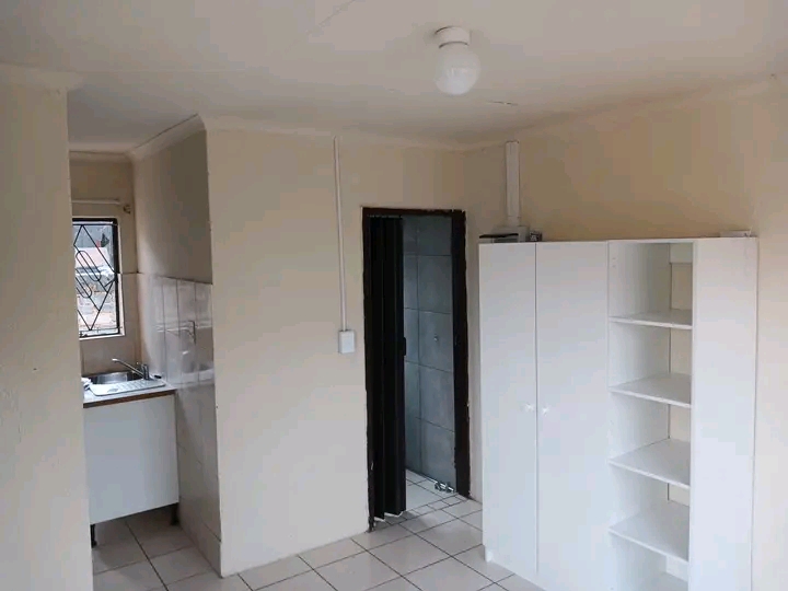 Comfy modern clean bachelor units for rent at  in Ebony Park