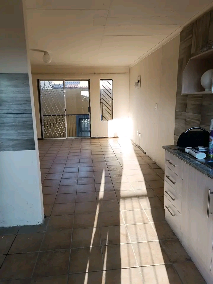 Very big room available for occupation in ext  in Clayville