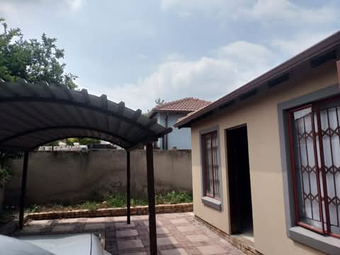 A self contained cottage available inext7 , p  in Cosmo City