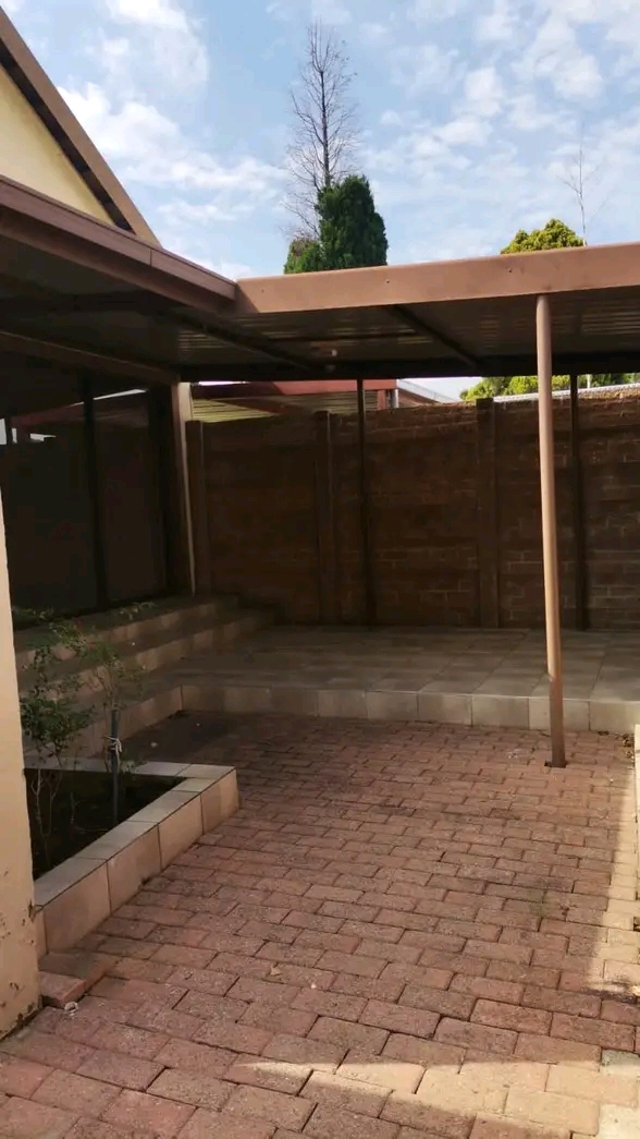 Cottage to rent property features:
kitchen w  in Brackendowns