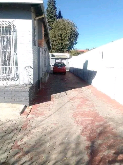 Very clean and nice looking single room in a   in Turffontein