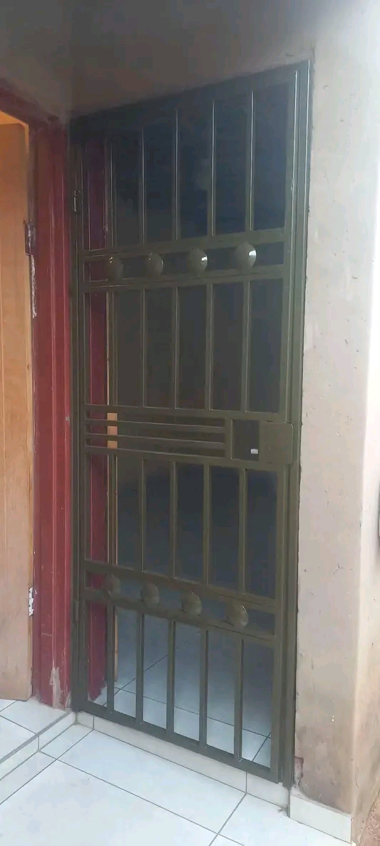 Room available at r2000 at extension 6 and yo  in Lufhereng