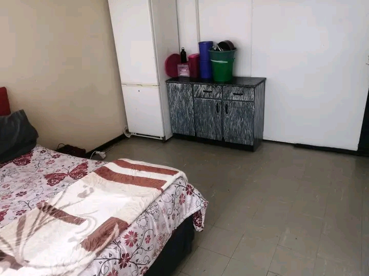 A clean medium sized room available for renta  in Sunnyside