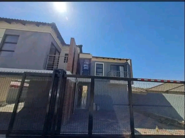 Bachelor room available in ext 36.

bachelo  in Olivenhoutbosch