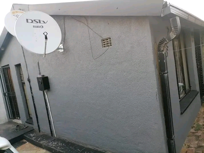3 room house 🏠 available at zone6 rent r25  in Meadowlands