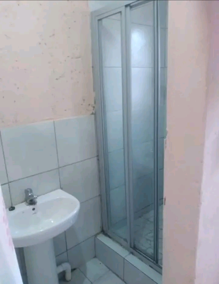 Ensuite to rent in zone 6
*washing machine f  in Meadowlands