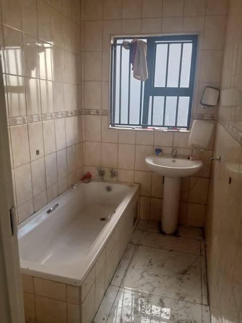 Johannesburg south 
fitted kitchen 
3 fitte  in Naturena