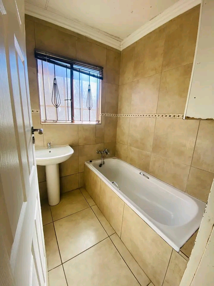 2 bedrooms  house with fittes kitchen  , loun  in Birch Acres