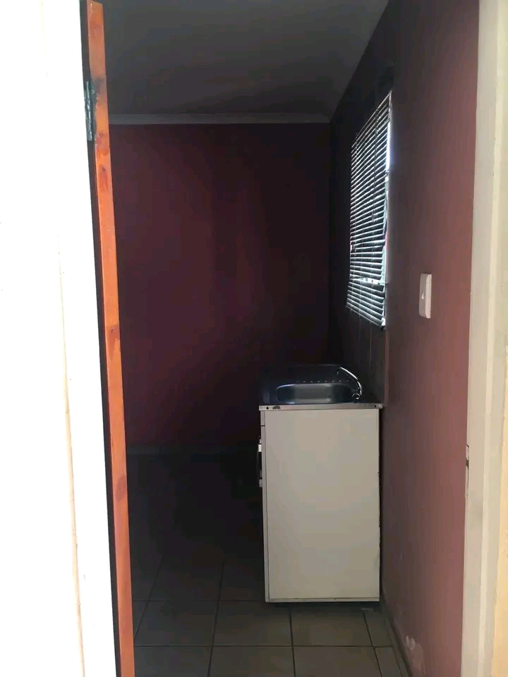 Garage size room rent r2000 deposit r2000
ou  in Protea North