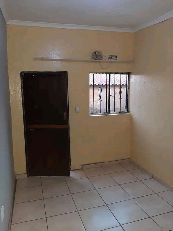 Standard room available at zone4 rent r1000 s  in Meadowlands