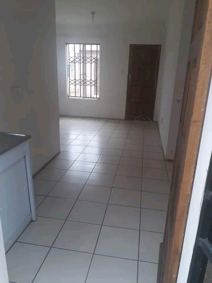 Area: ext 21📍
3 bedrooms
bathroom
loung  in Windmill Park