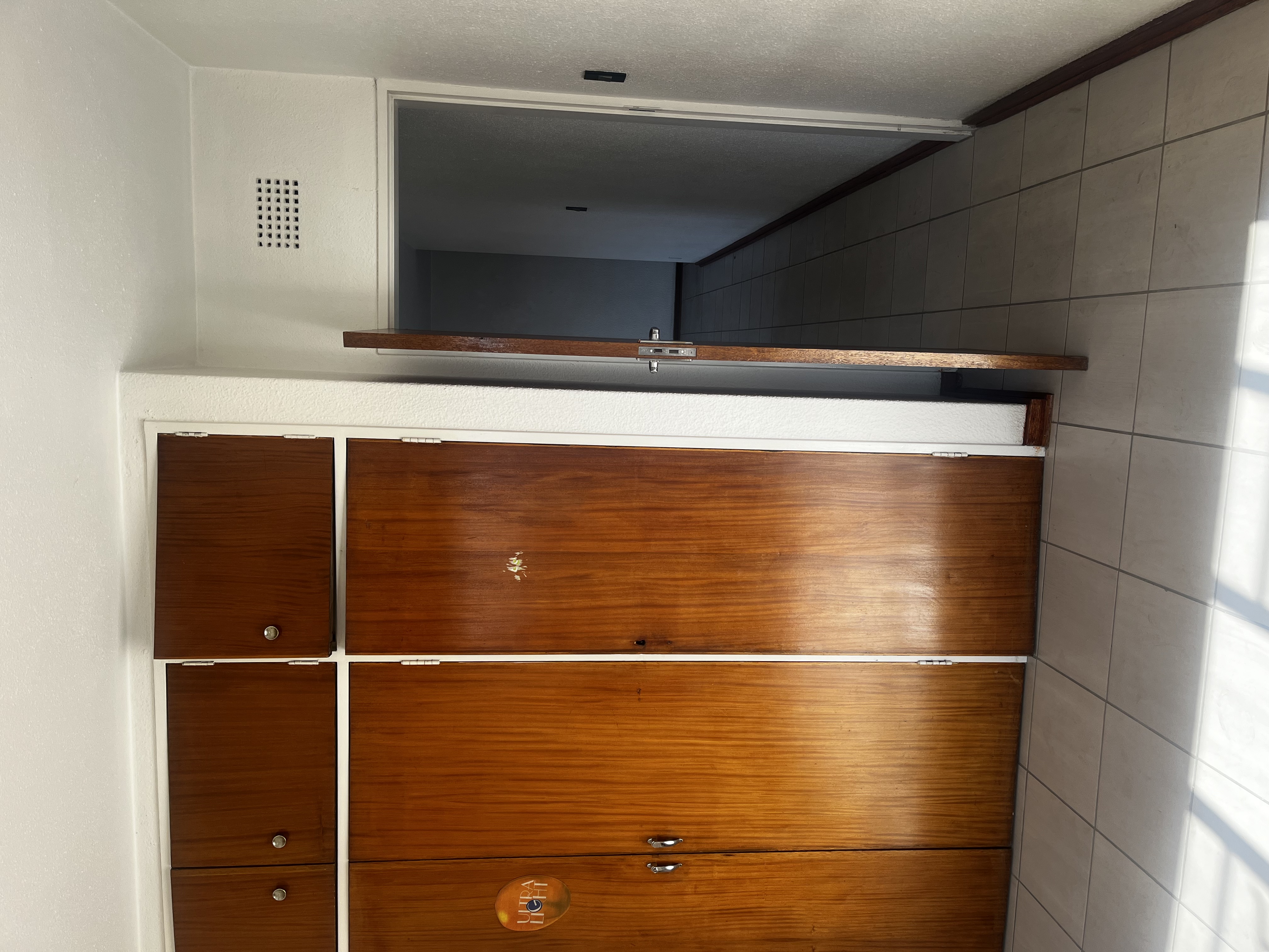  large 2 bedroom apartments available a walk   in Primrose
