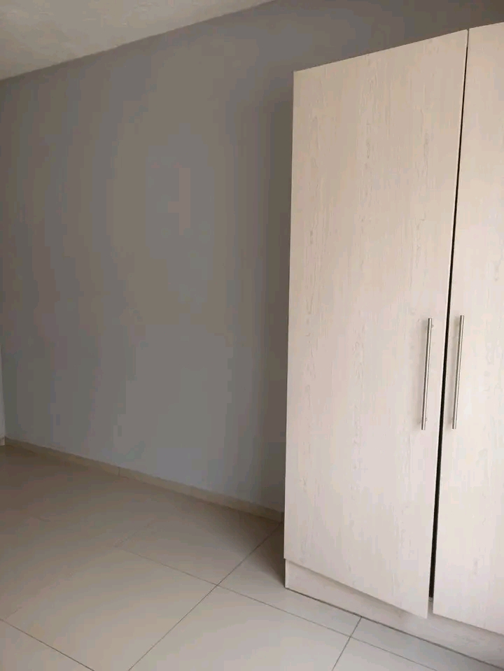 1 spacious bedroom bachelor with fitted kitch  in Norkem Park