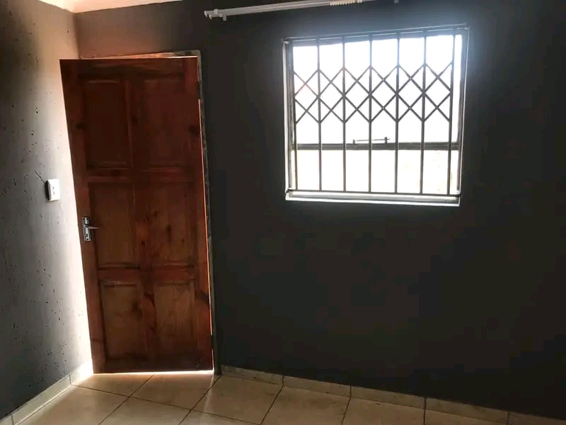 Room available today with own shower and mini  in Lufhereng