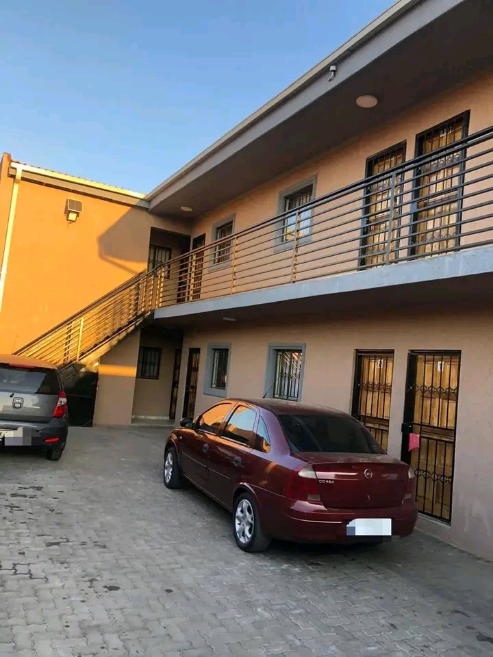A beautiful bachelor
 comes with fitted kitc  in Tembisa