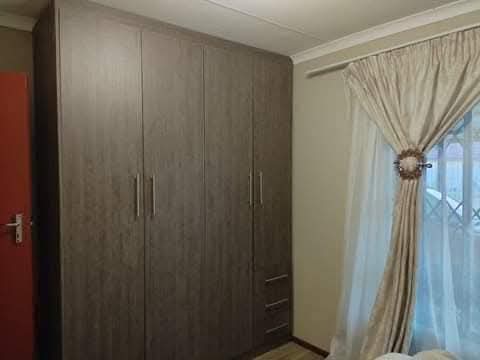 Rental price r5800 plus deposit
fitted kitch  in Dawn Park
