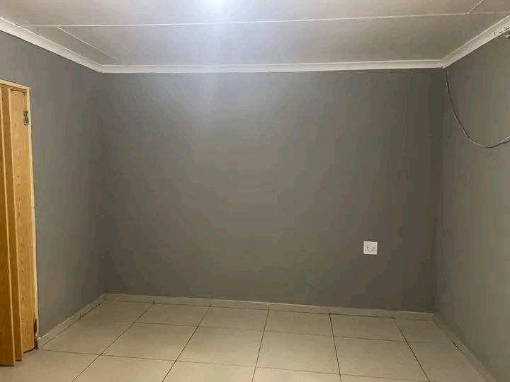 Fitted bachelor room available to rent immedi  in Vosloorus