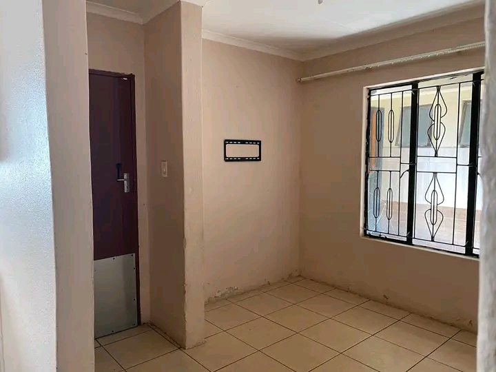 2 bedroom house available for rent, rent = r5  in Birch Acres