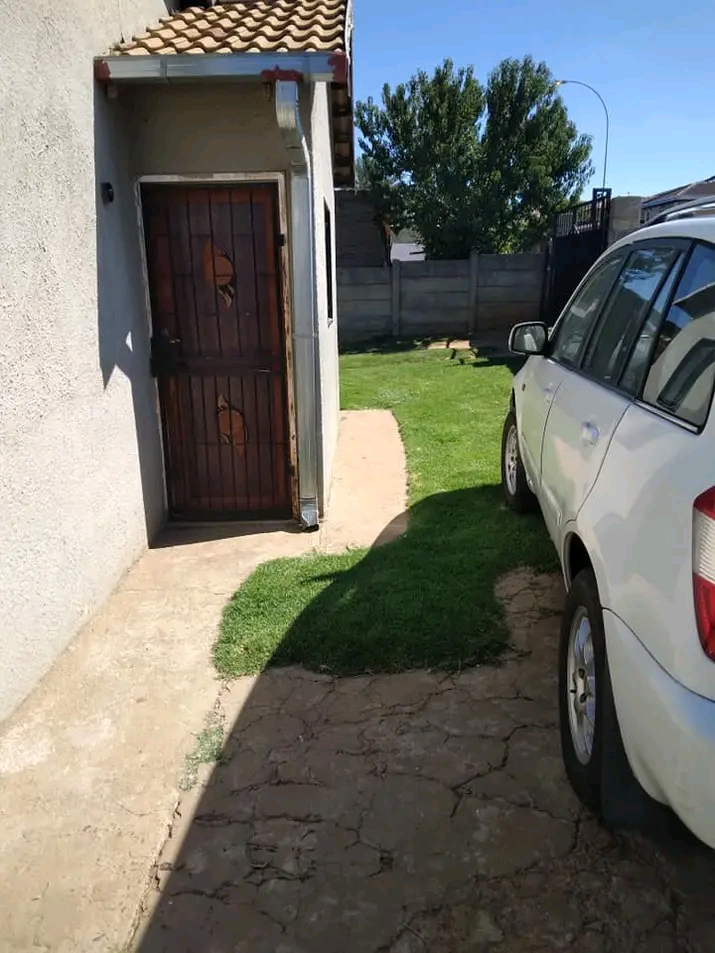 A 3 bedrooms house available right now for re  in Senaoane