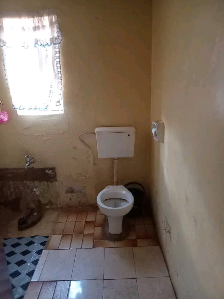 2;bedroom house zone 3 
r2000 rent
r1500 de  in Sebokeng