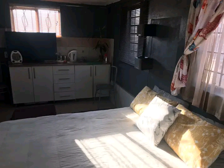 Room to rent,14 rooth,build in wood rope,unit  in Alexandra