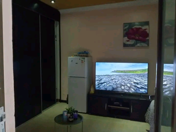 Spacious fitted bedroom with en-suiite 
shar  in Orlando East