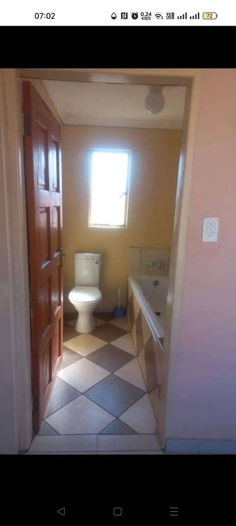 Room available in diepkloof zone 2 rent 1800   in Diepkloof