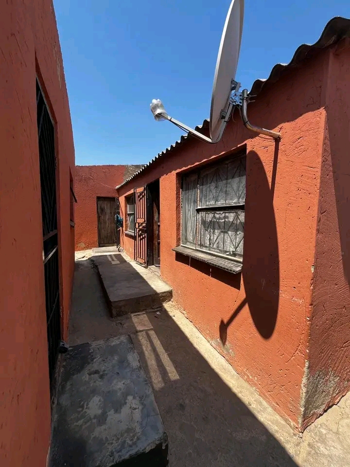 House for sale
this golden oldie 4 room hous  in Tembisa