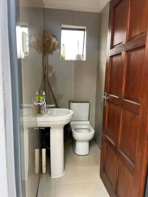 Spacious room to rent in c.e.5
r2,500 /pm |   in Vanderbijlpark