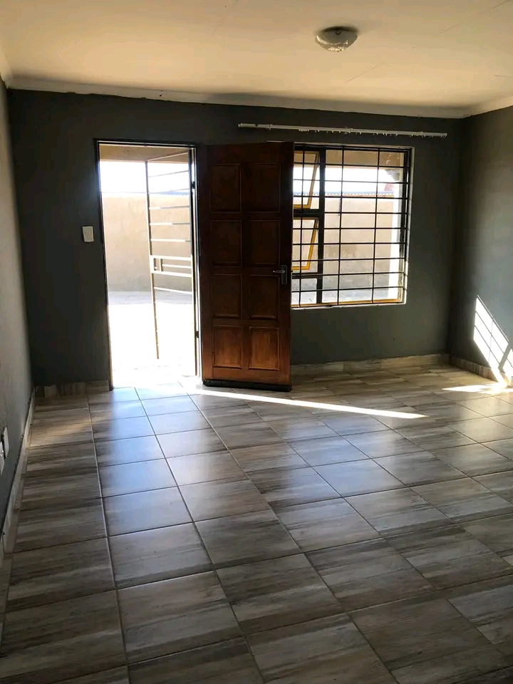 En-suite bachelor room to rent at extension 4  in Protea Glen