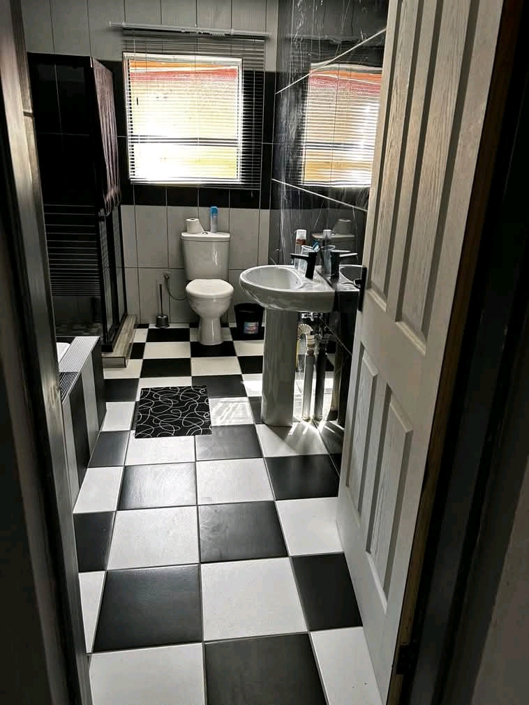 Rental 2 bedroom unit
en-suit 
r7000 pm
in  in Norkem Park