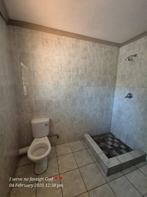 1 separate bedroom cottage with a  fitted wal  in Birch Acres