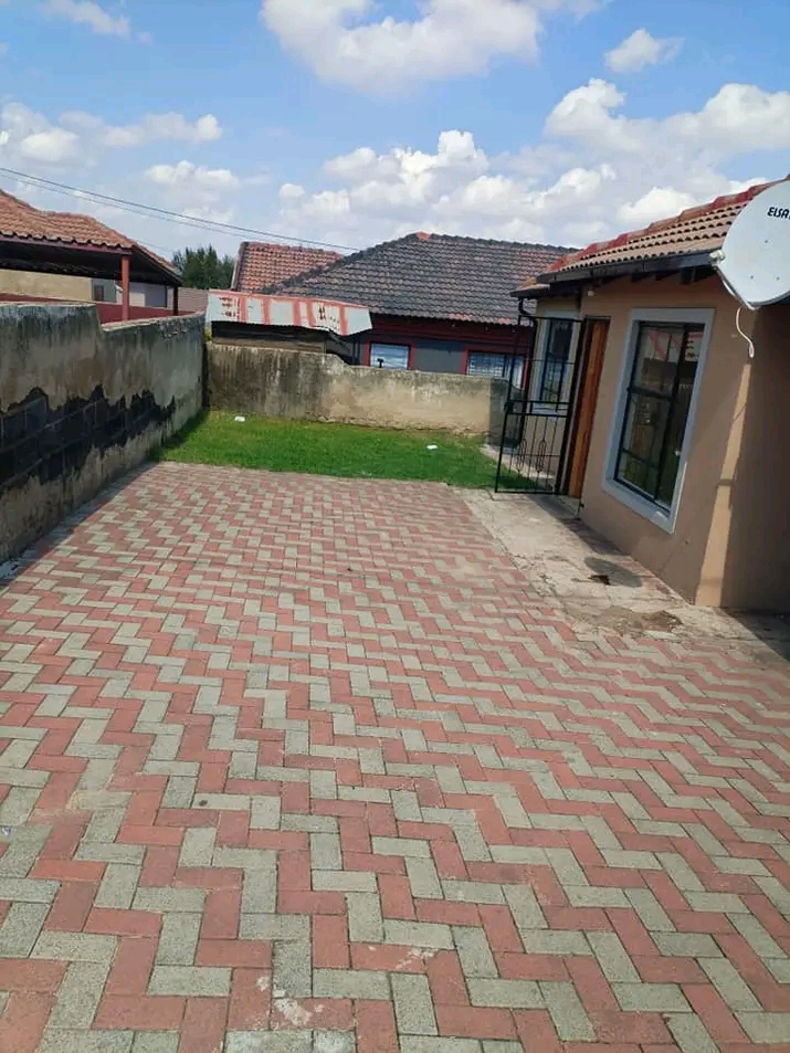 3 bedroom house  with the fitted wardrobe,fit  in Clayville