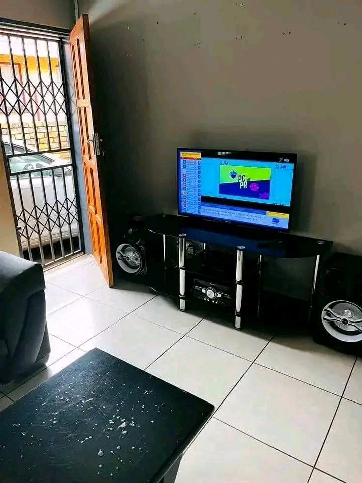 2 bedroom to rent in west for r3 800 it has s  in Mamelodi