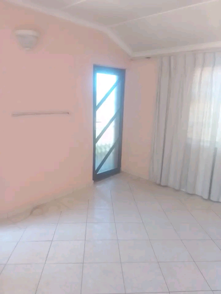 A 3 roomed house available in phomolong.

1  in Orlando West
