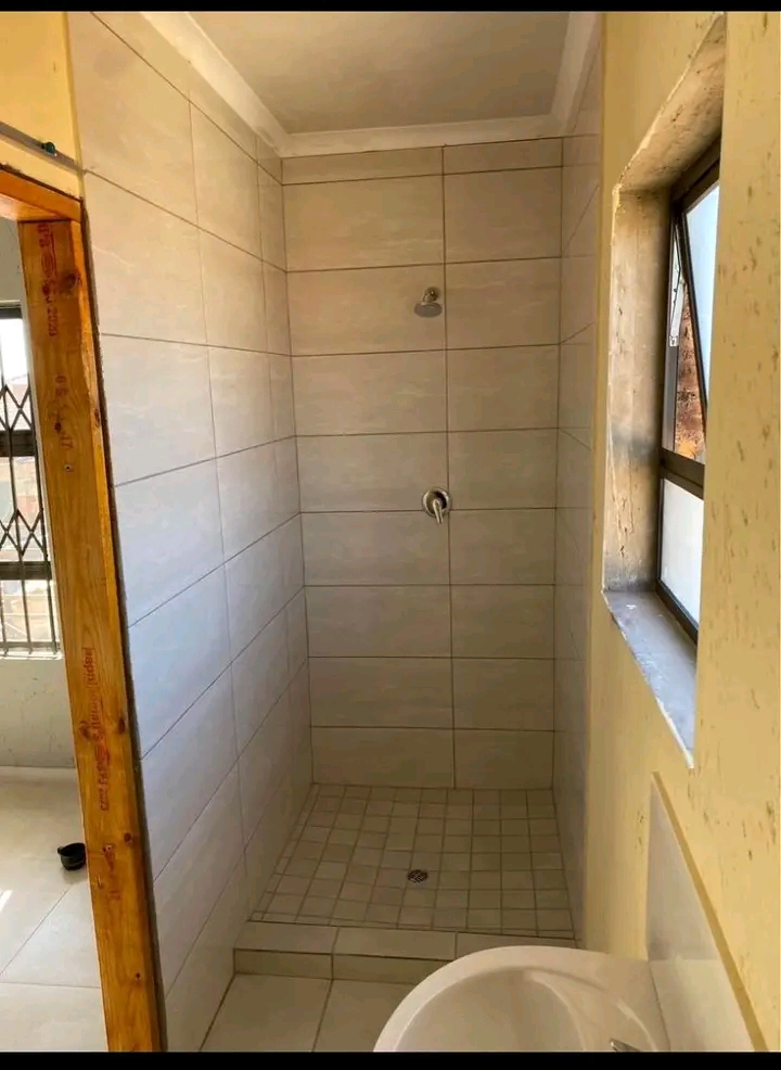 🏠en suit room situated above ground level   in Protea Glen