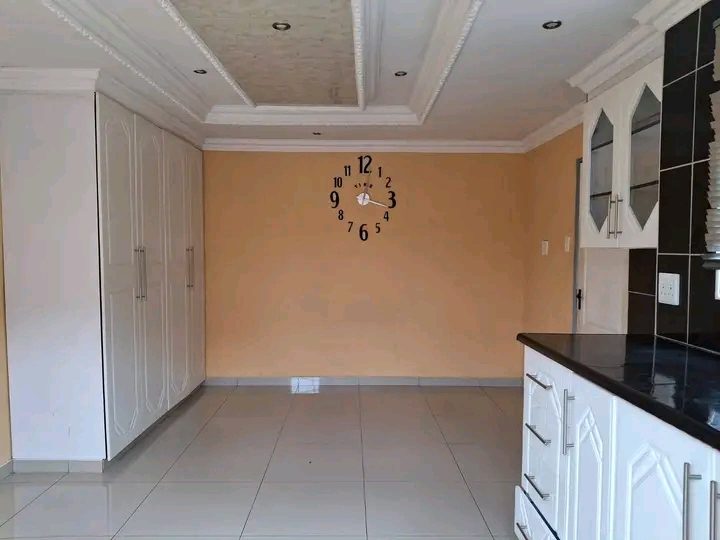 Bachelor available for rental in zone 1. wate  in Meadowlands