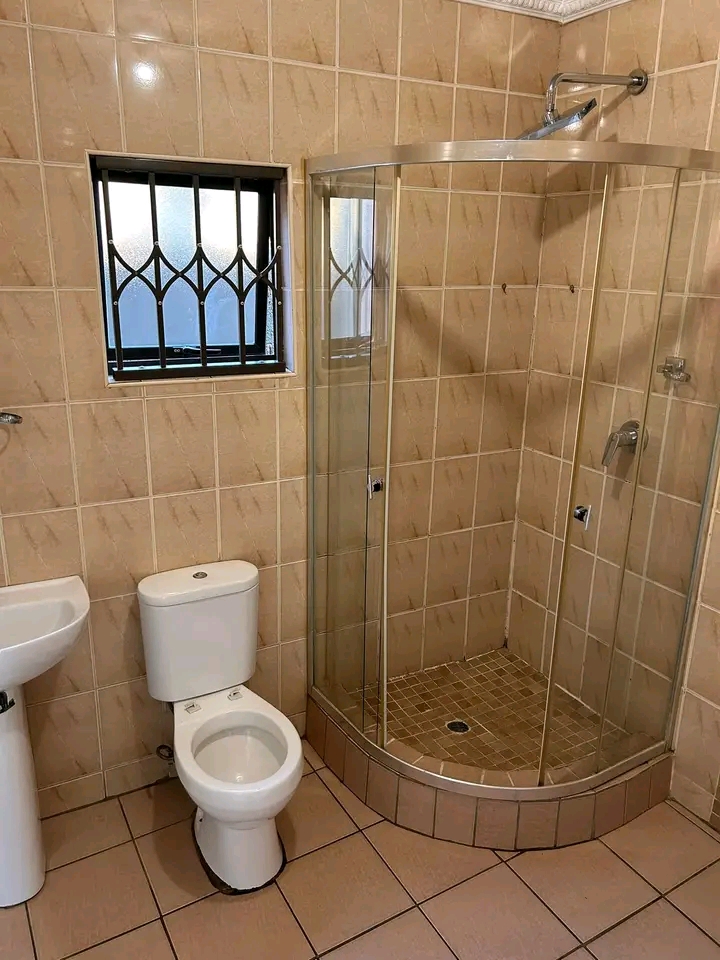 Room available
•walking distance to jabula  in Molestane