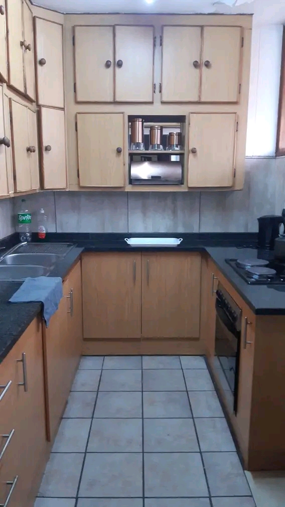 Half room available as from the 1st of march   in Sunnyside