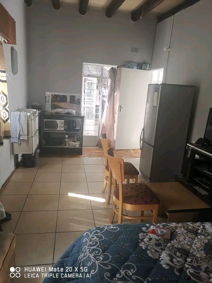 Outside room available rent is r2950 deposit   in Randpark Ridge