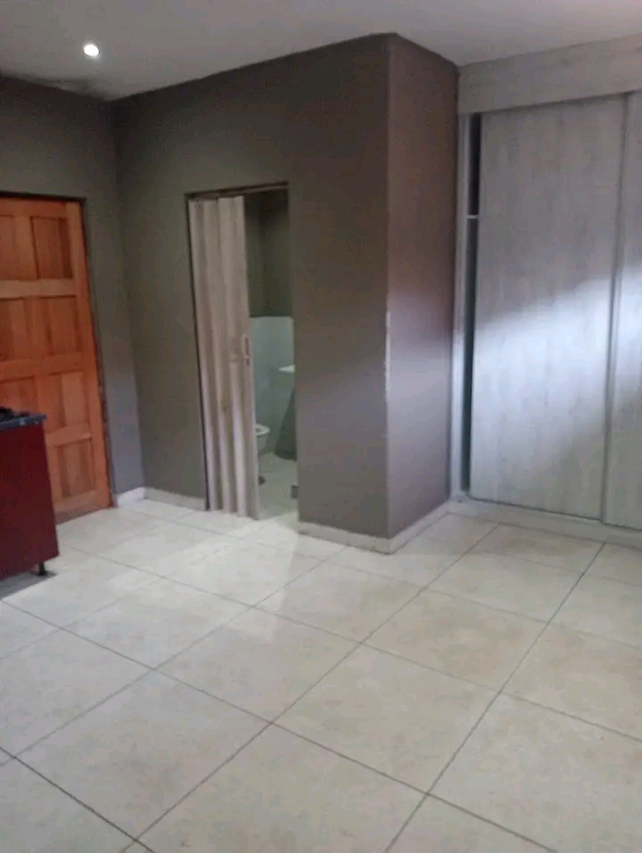 Available cottage in zone 9
r2500 per month+  in Meadowlands