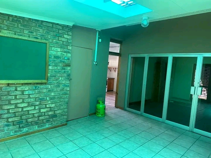 4 bedroom with 2 bathroom house to let in pro  in Kensington